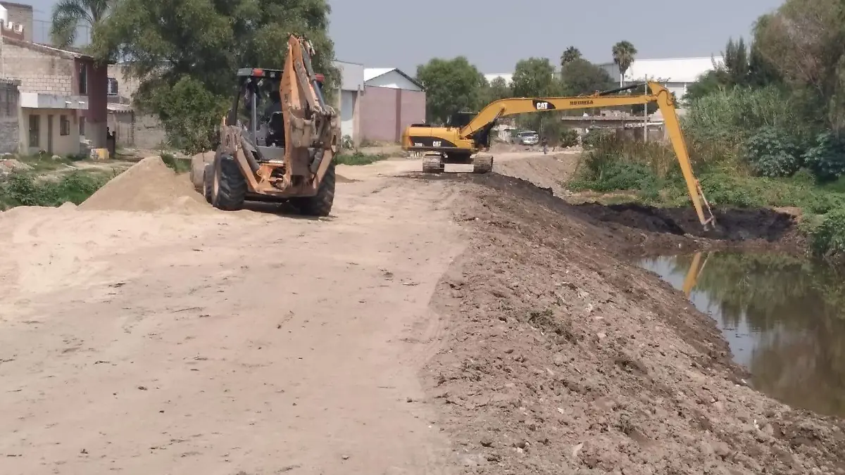 Desazolve en canales y presas de Tlaquepaque